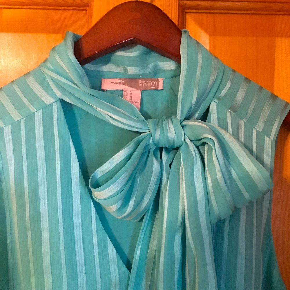 Forever 21 adorable chiffon sleeveless v-neck top.  Sz M